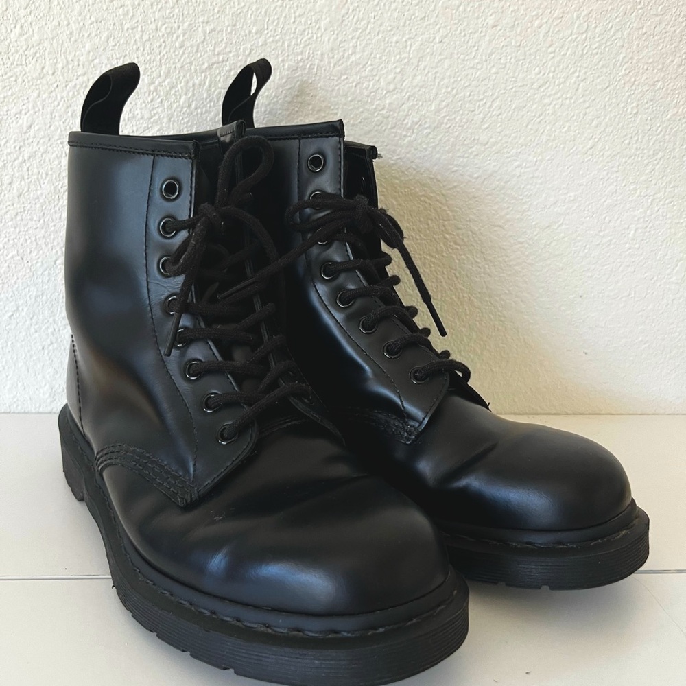 Men’s dr marten boots US size 10. All black stitches